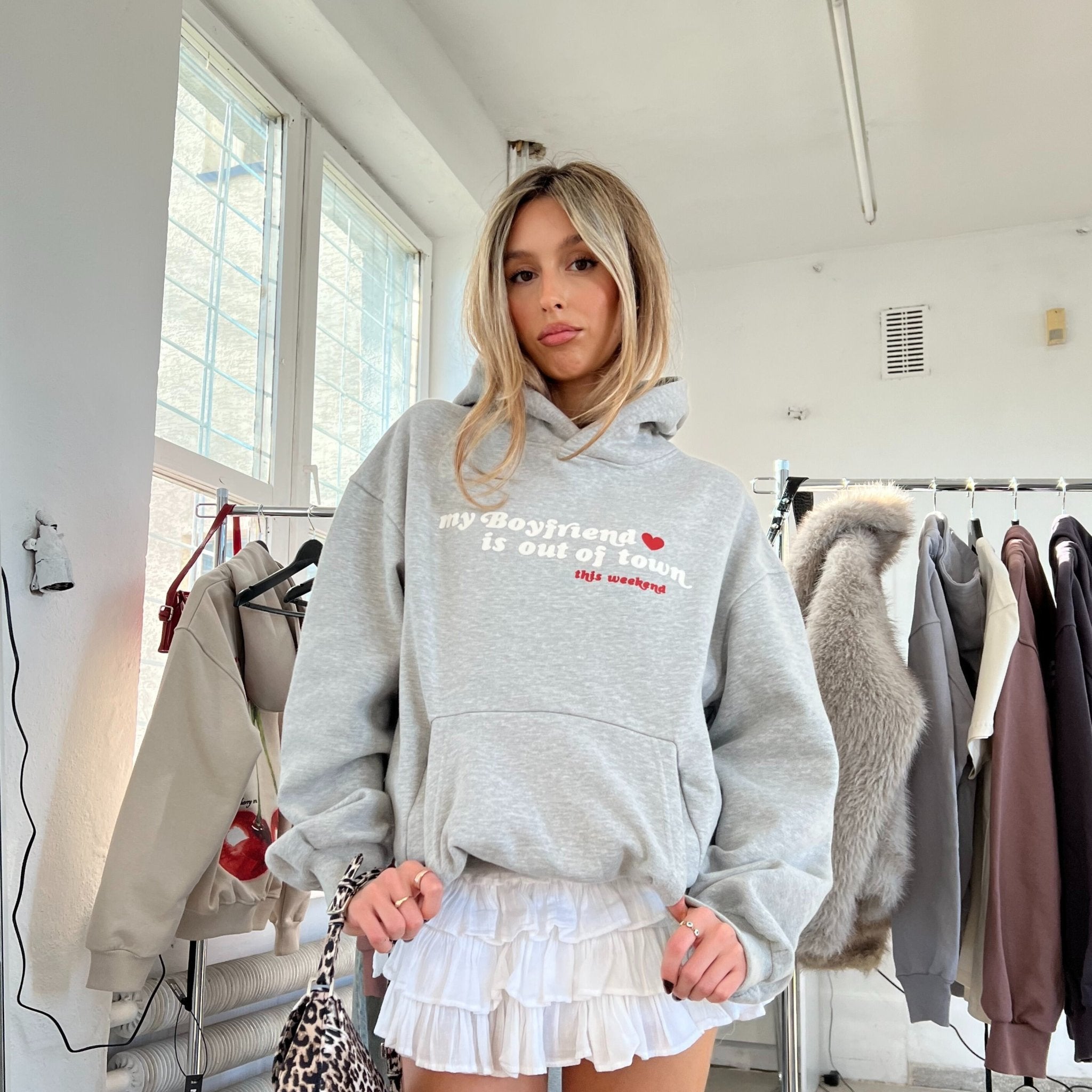 BLUZA MY BOYFRIEND IS OUT OF TOWN SZARY MELANŻ - Nous Tous