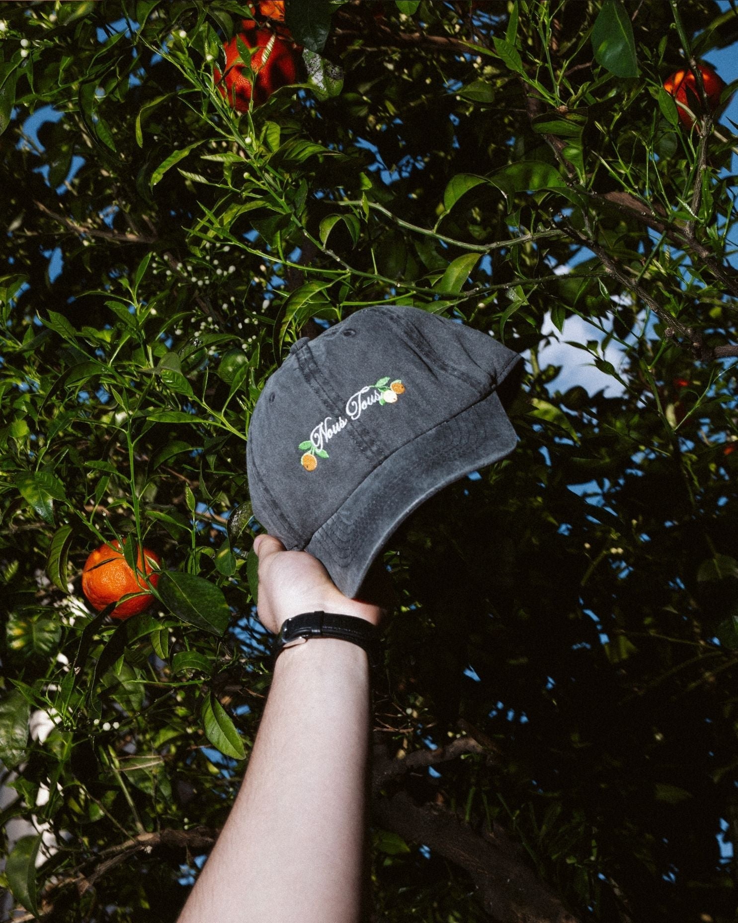 CZAPKA Z DASZKIEM NOUS TOUS AMALFI ARANCE WASHED BLACK - Nous Tous