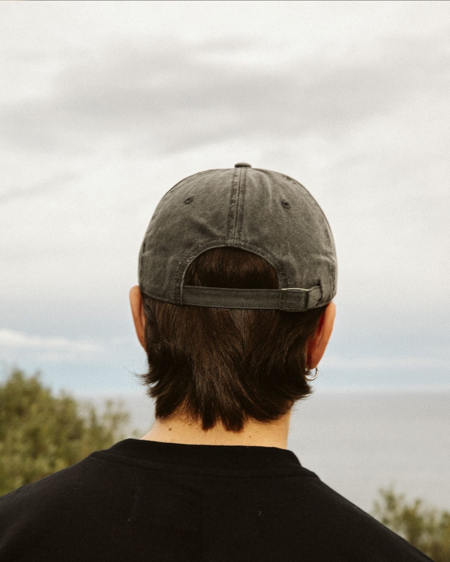 CZAPKA Z DASZKIEM NOUS TOUS AMALFI ARANCE WASHED BLACK - Nous Tous