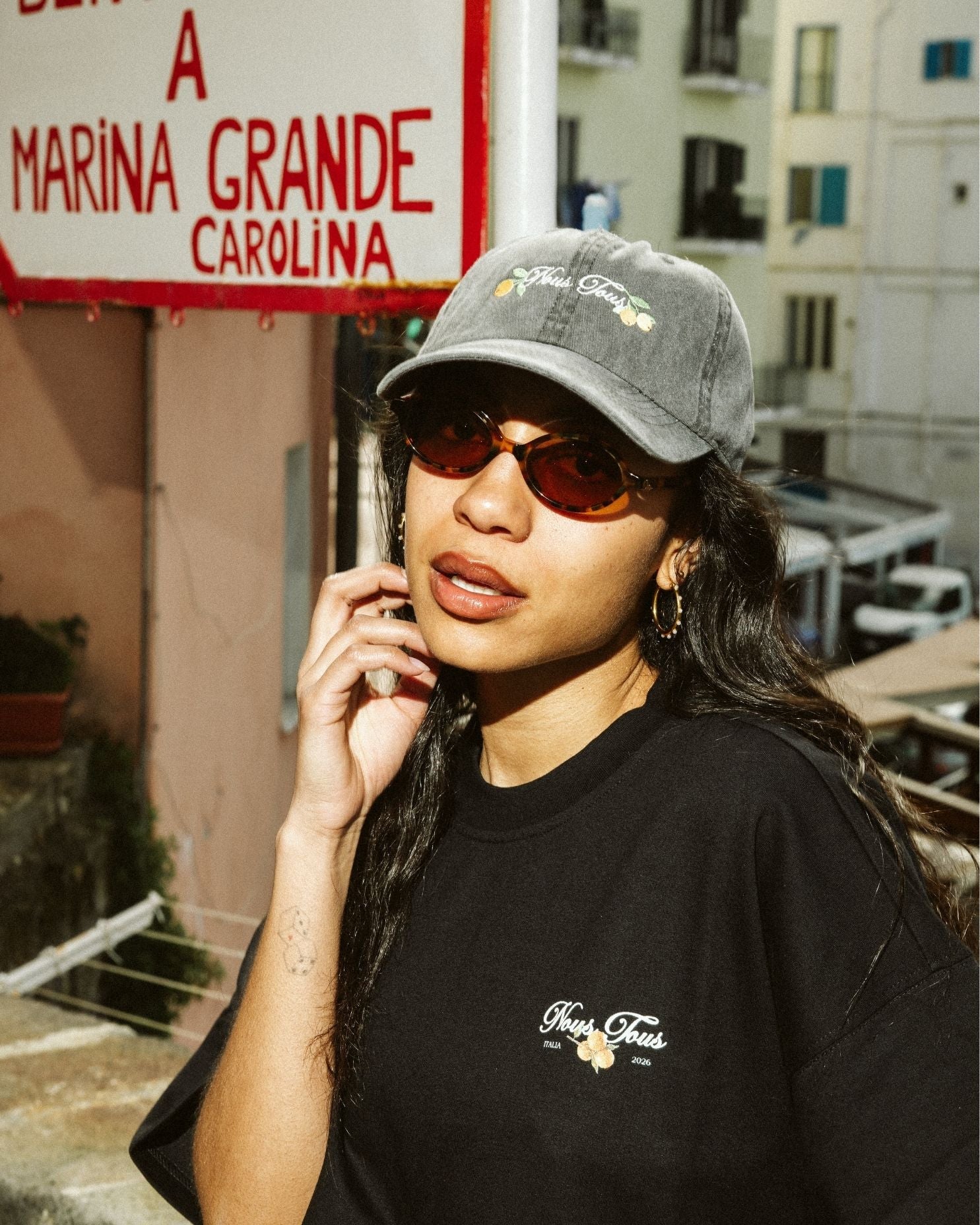 CZAPKA Z DASZKIEM NOUS TOUS AMALFI ARANCE WASHED BLACK - Nous Tous