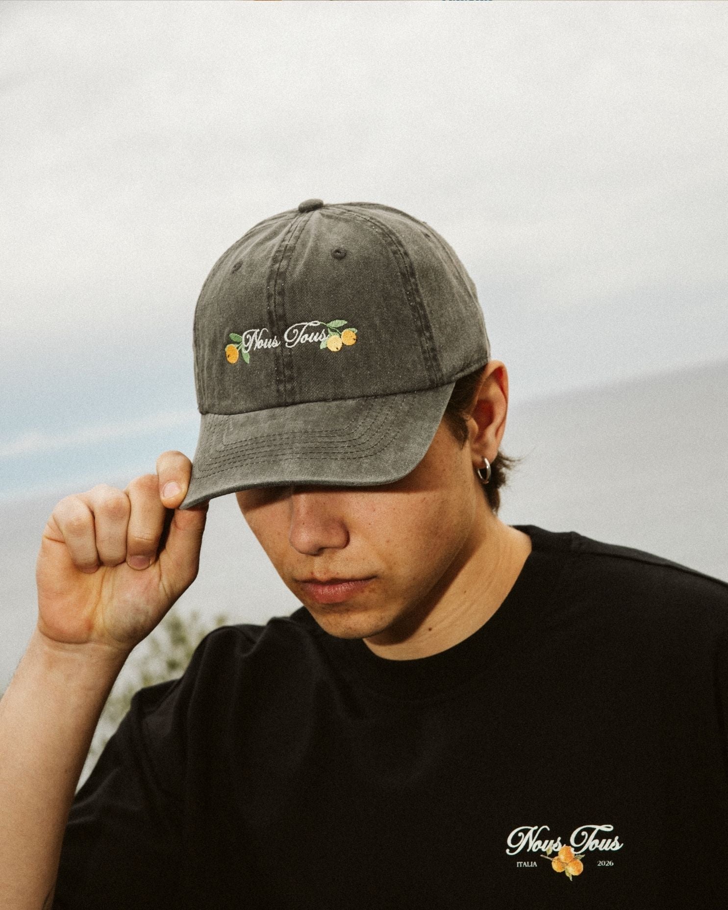 CZAPKA Z DASZKIEM NOUS TOUS AMALFI ARANCE WASHED BLACK - Nous Tous