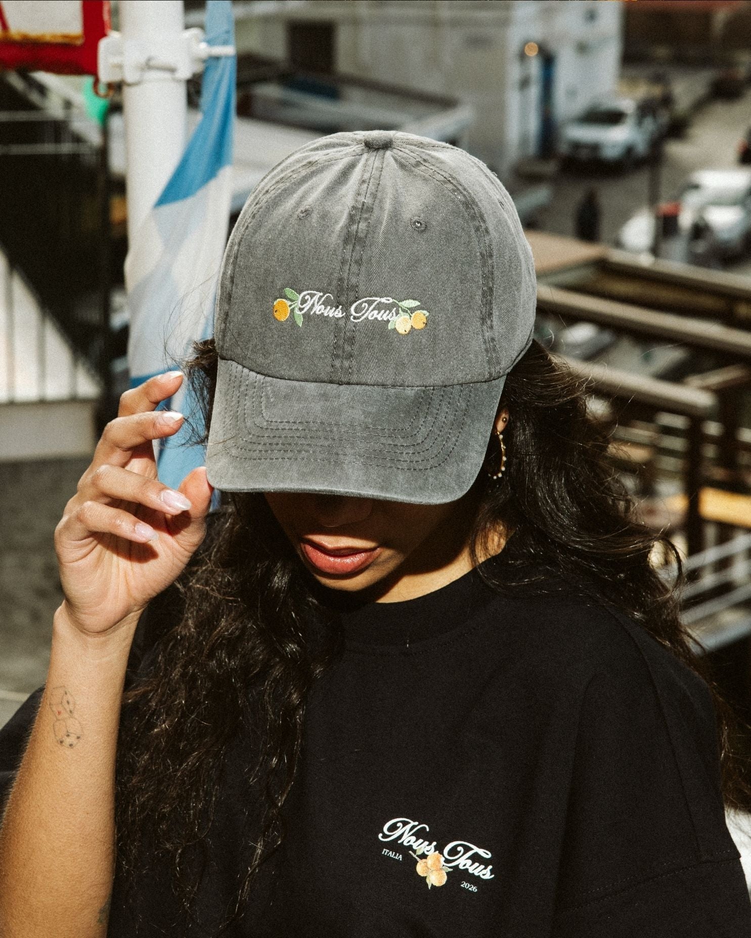 CZAPKA Z DASZKIEM NOUS TOUS AMALFI ARANCE WASHED BLACK - Nous Tous