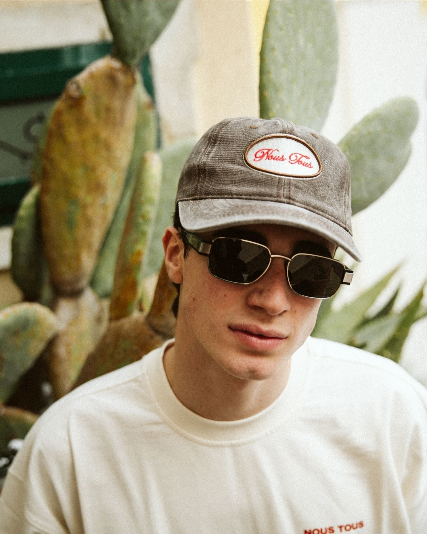 CZAPKA Z DASZKIEM NOUS TOUS CLUB BROWN - Nous Tous