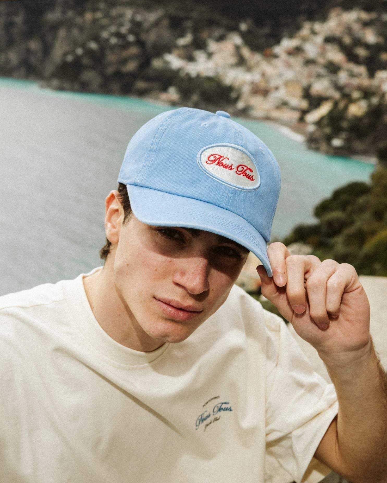 CZAPKA Z DASZKIEM NOUS TOUS CLUB SKY - Nous Tous