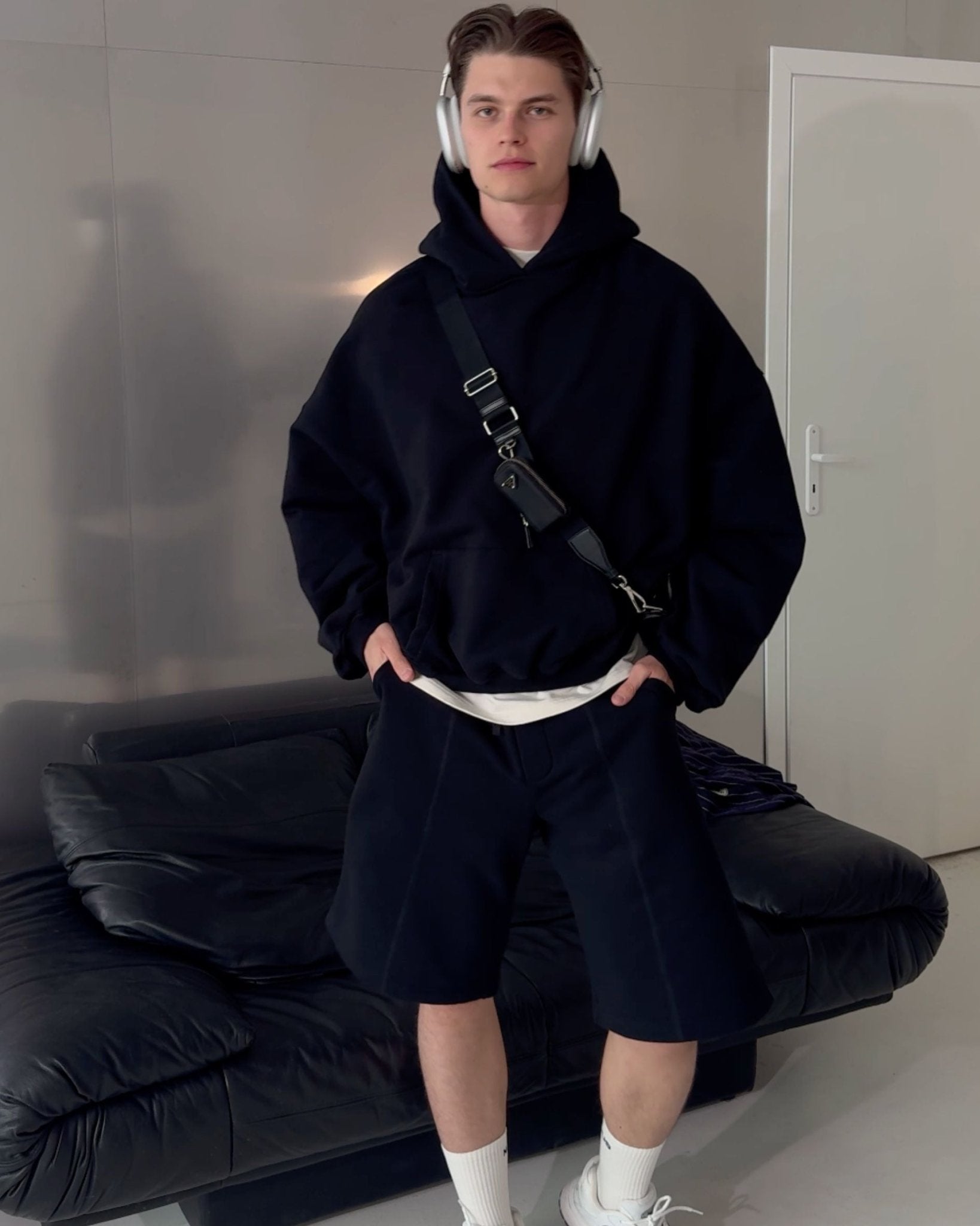 FLUFFY SHORTS CZARNY - Nous Tous