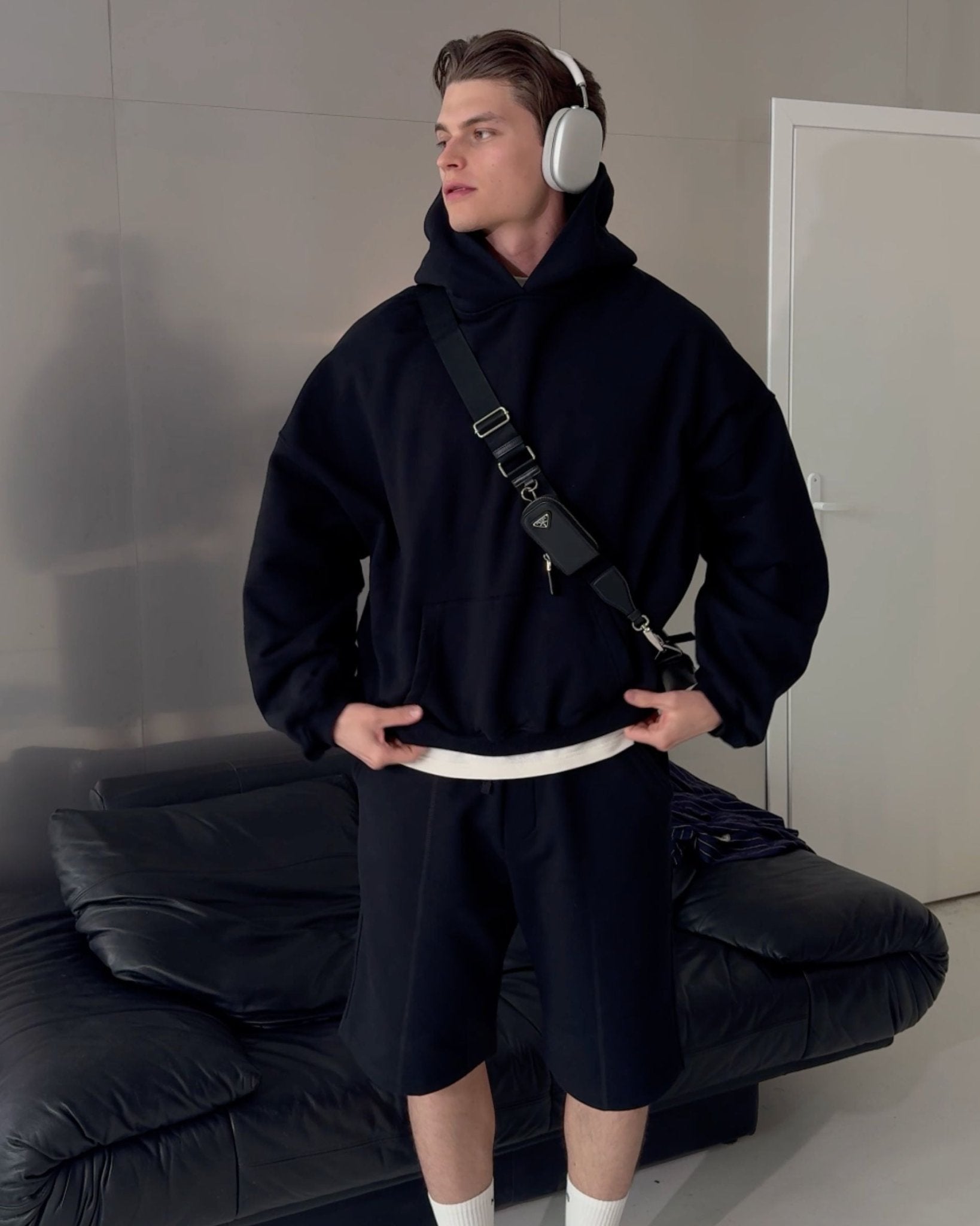 FLUFFY SHORTS CZARNY - Nous Tous