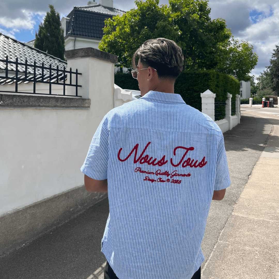 KOSZULA LNIANA DESIGN CREW SCRIPT BIAŁO - NIEBIESKI - Nous Tous