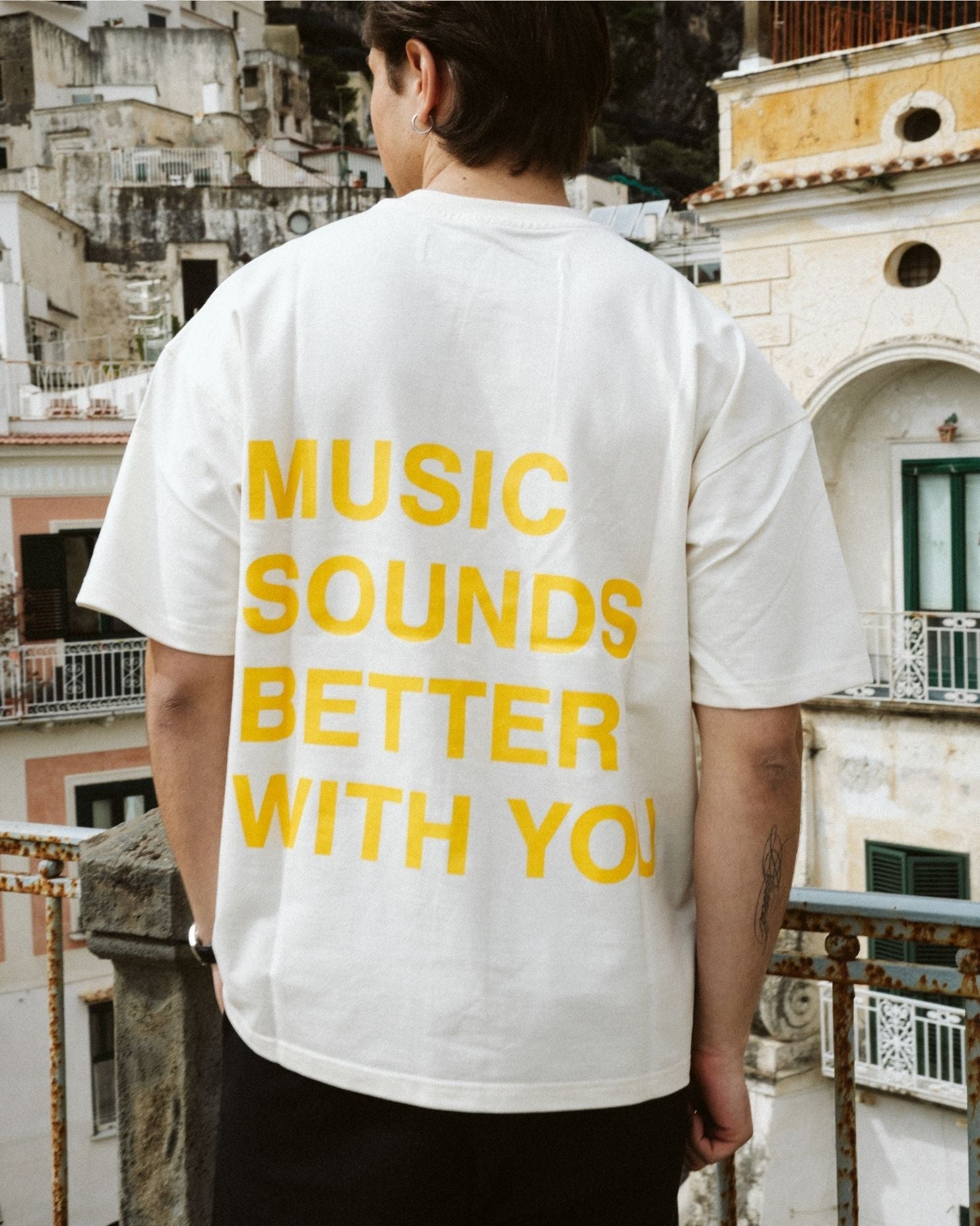 KOSZULKA MUSIC SOUNDS BETTER WITH YOU YELLOW OFF WHITE - Nous Tous