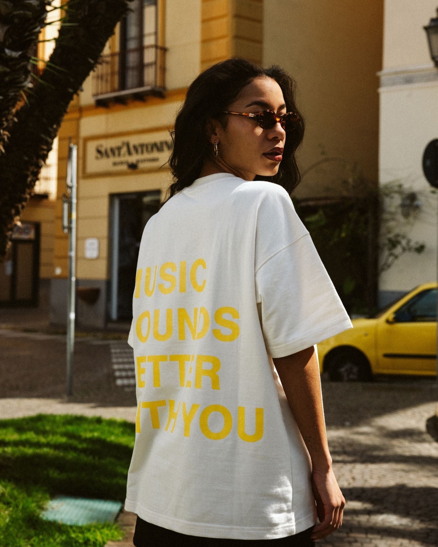 KOSZULKA MUSIC SOUNDS BETTER WITH YOU YELLOW OFF WHITE - Nous Tous