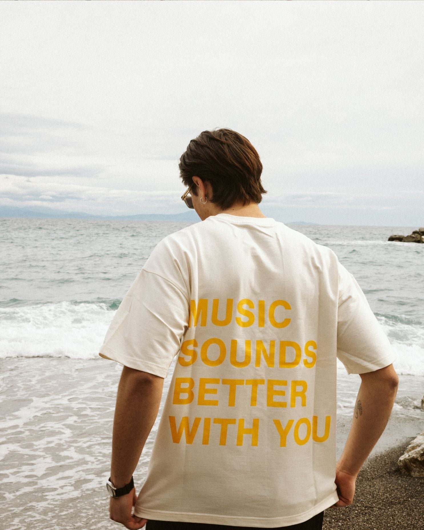 KOSZULKA MUSIC SOUNDS BETTER WITH YOU YELLOW OFF WHITE - Nous Tous