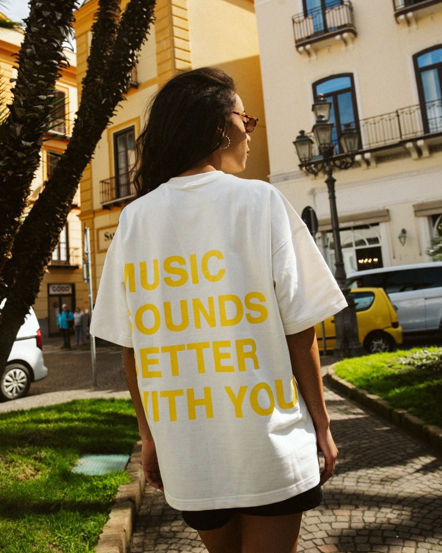 KOSZULKA MUSIC SOUNDS BETTER WITH YOU YELLOW OFF WHITE - Nous Tous