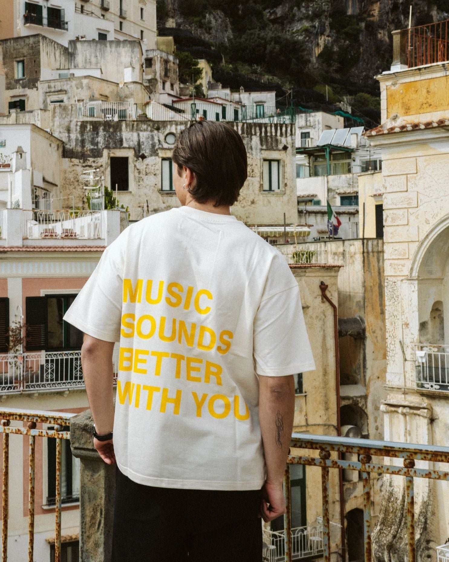 KOSZULKA MUSIC SOUNDS BETTER WITH YOU YELLOW OFF WHITE - Nous Tous