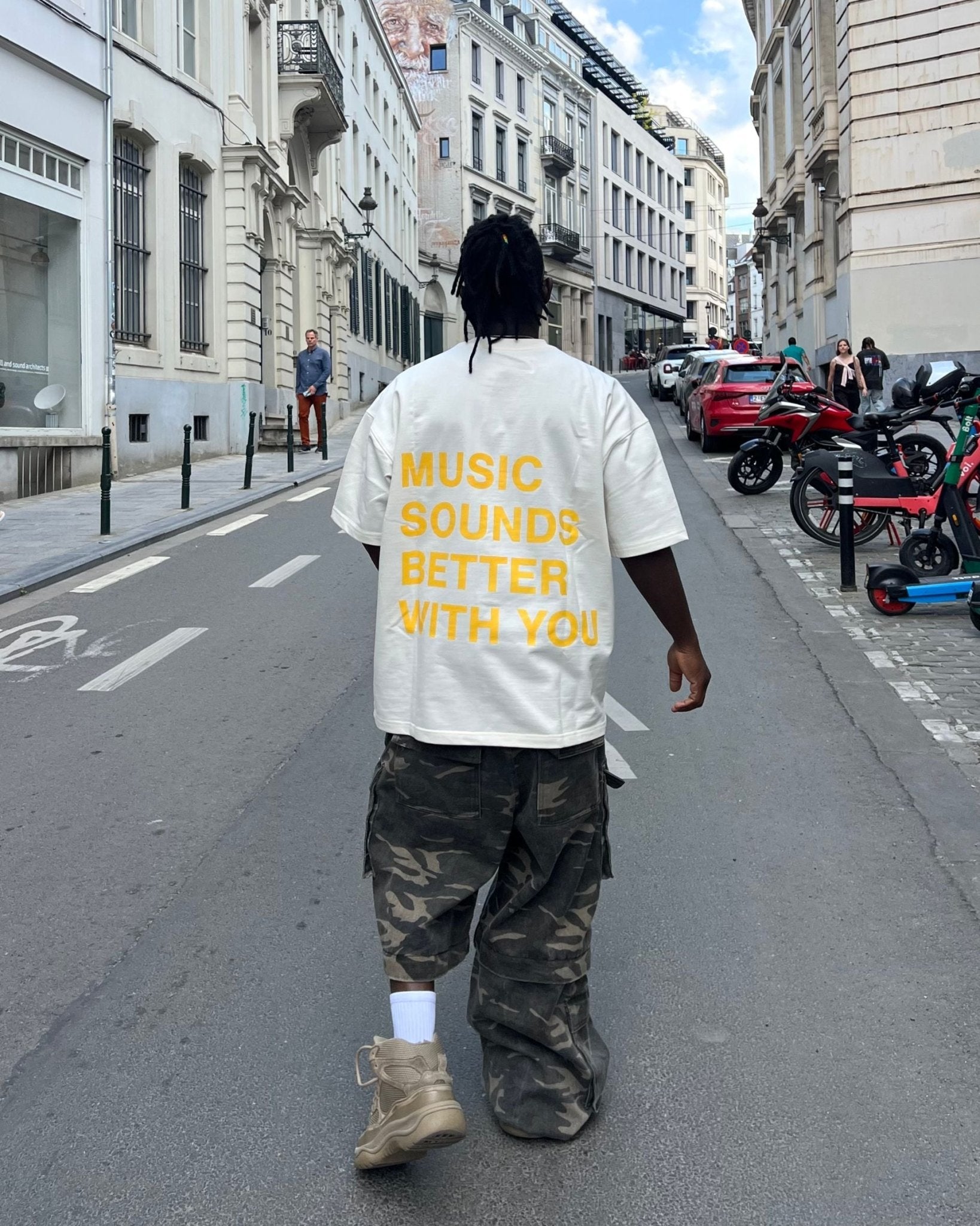 KOSZULKA MUSIC SOUNDS BETTER WITH YOU YELLOW OFF WHITE - Nous Tous