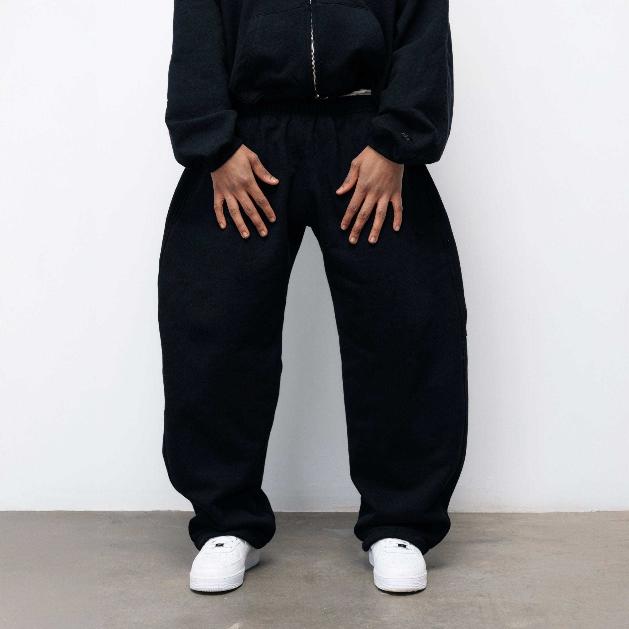 SPODNIE FLUFFY CZARNY - Nous Tous